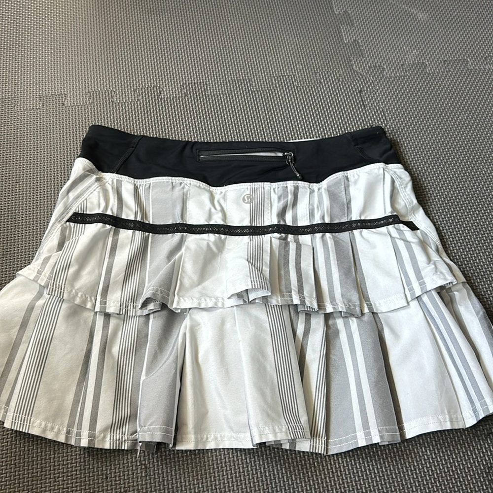 Lululemon women skort size 4tall